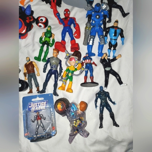 : Huge mix Lot of 34 Marvel DC comics Action Figures & super heroes villains - Picture 3 of 7